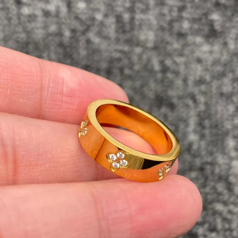 Cubic Clover 18k Gold Ring